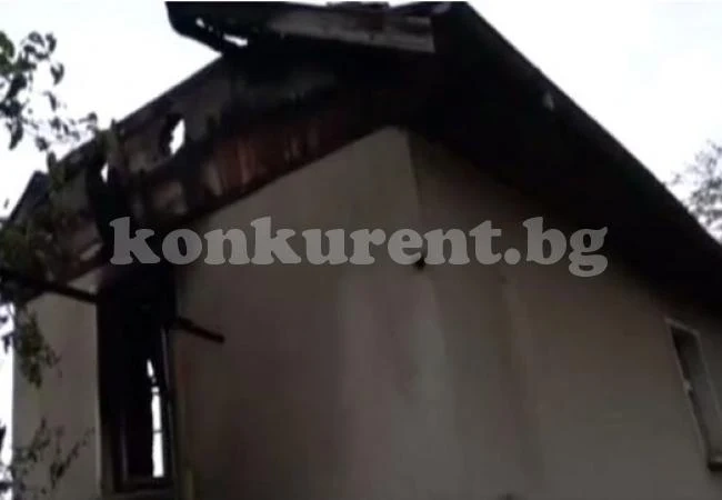 Ужасът не спира! Отново мълния порази къща