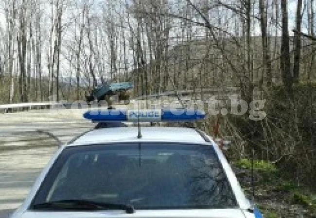 „Пежо” надвисна над 10-метрово дере