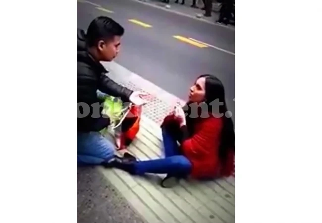 Влюбена жена направи публично предложение за брак на приятеля си, но след това всичко се обърка... (СНИМКИ/ВИДЕО)