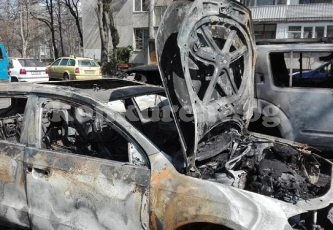 Подпалиха два джипа на видинчанка