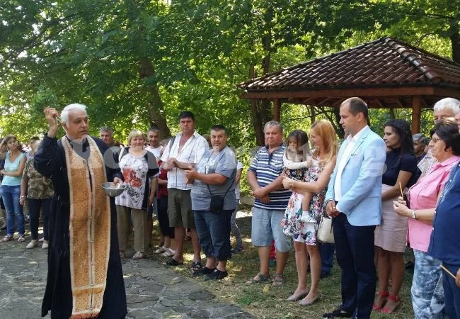 /ВИДЕО и СНИМКИ/ „Св. Иван Пусти“ събра стотици на курбан за Голяма Богородица