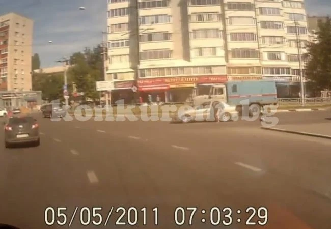 Бебе падна от движеща се кола, майка му скочи след него (ВИДЕО)