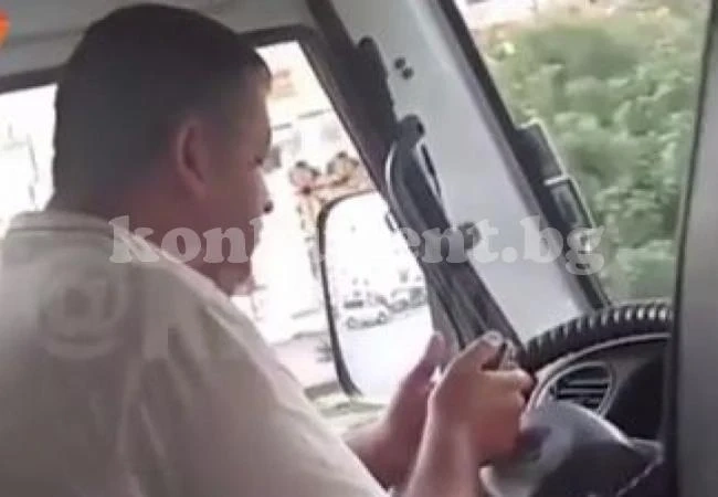 Шофьор изправи на нокти пътниците в маршрутка! Играе на телефона си и се кръсти (ВИДЕО)