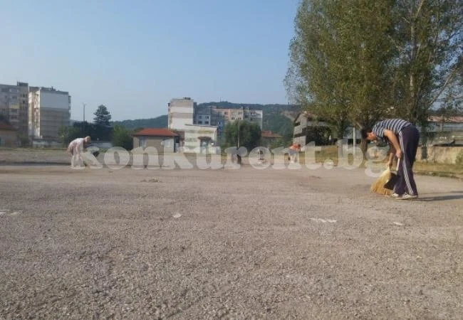Общинари грабнаха лопатите
