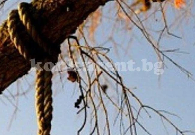 Мъж се обеси на дърво в двора