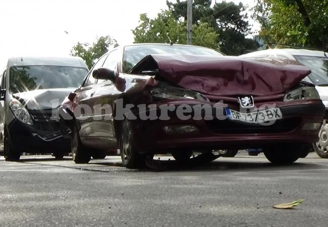 ВИДЕО и СНИМКИ Верижна катастрофа завърши с бой между шофьори