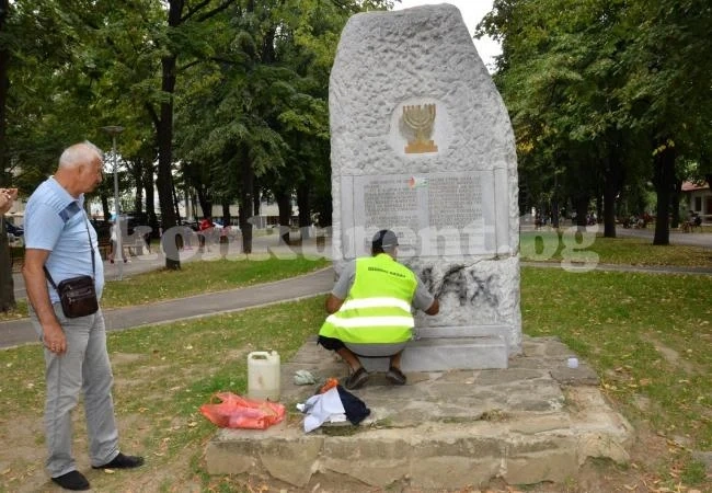 Почистиха осквернен паметник СНИМКИ