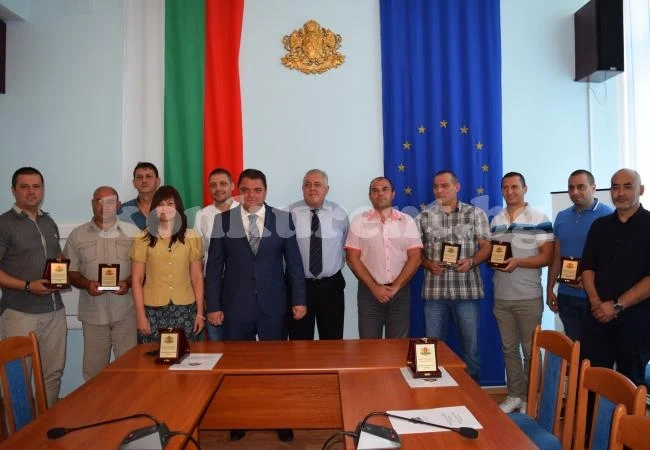 Губернатор награди полицаите, спипали двете мулета от Вършец