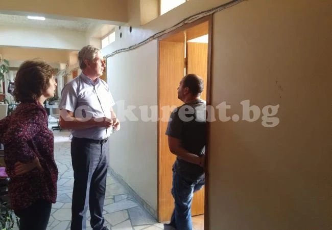 Събков инспектира ремонта на бившата сграда на АПК-Мездра СНИМКА