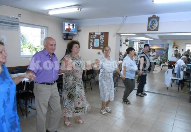 Пенсионери освещават параклис във Враца
