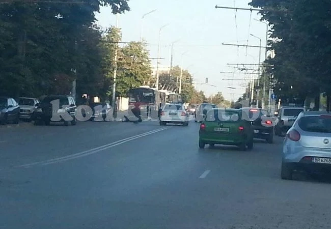 Катастрофа блокира възлов булевард СНИМКИ