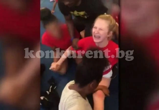 Учителка по физическо разчеква насила ученичка на зверски шпагат! ВИДЕОТО не е за хора със слаби сърца