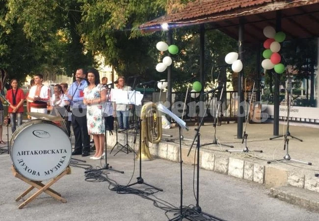 Литаковската духова музика весели Хърлец на събора