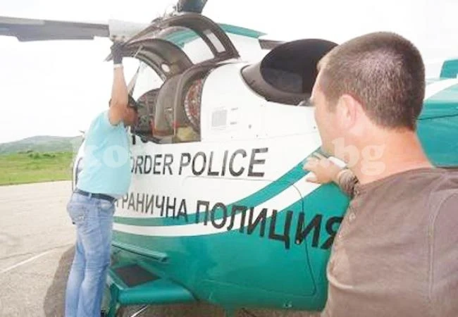 Граничари следят с хеликоптер за мигранти