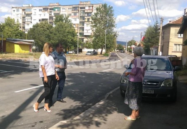Зам.-кметът Мария Попова инспектира новоасфалтирани улици в града
