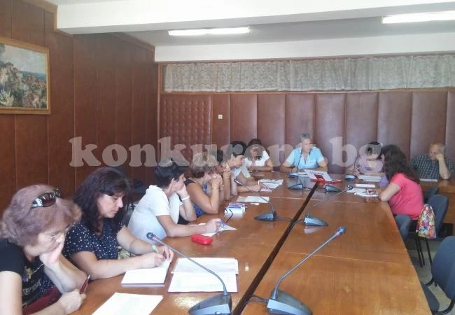 Обсъдиха готовността за новата учебна година в Община Мездра