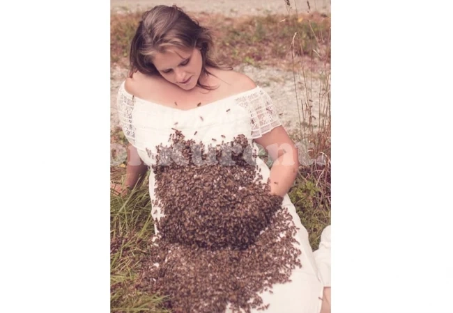 Тя 3 пъти пометна, а след това си направи уникална фотосесия с над 20 000 пчели (СНИМКИ)