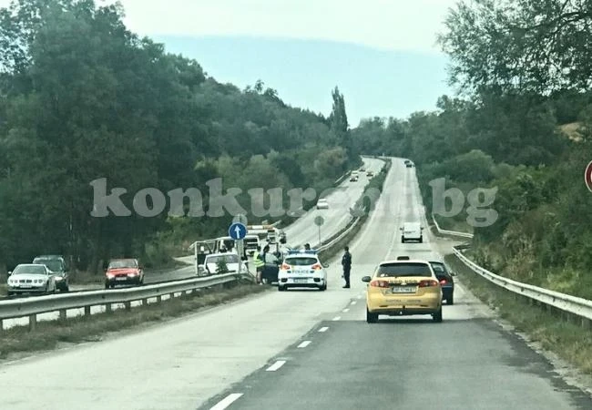 Кола се заби в мантинела на Е79, един е ранен