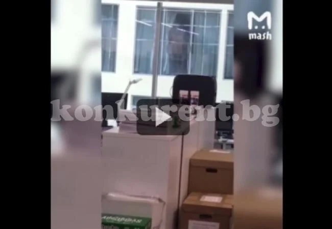 Шок за чиновници в офис: Съседите им правят секс на прозореца в отсрещната сграда (СНИМКА 18+)