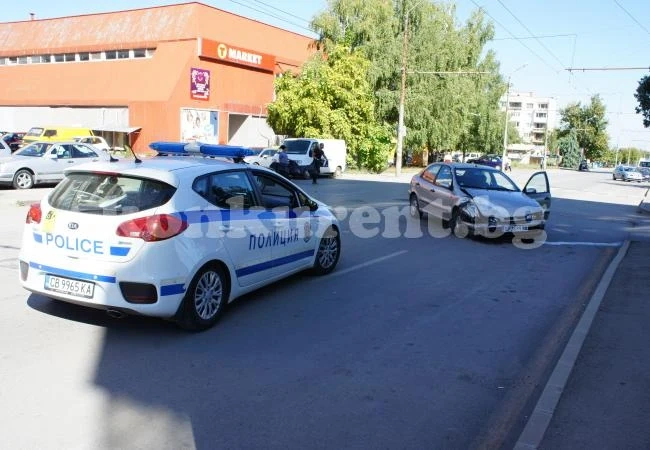 Сблъсък между две коли затапи оживена улица във Враца СНИМКИ