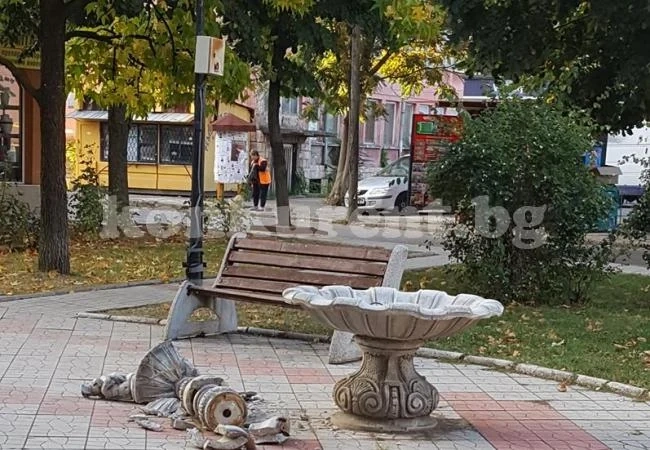Вандали потрошиха фонтан