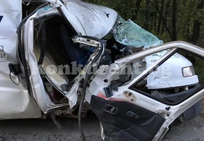 Млад мъж загина в зверска катастрофа, четирима са ранени