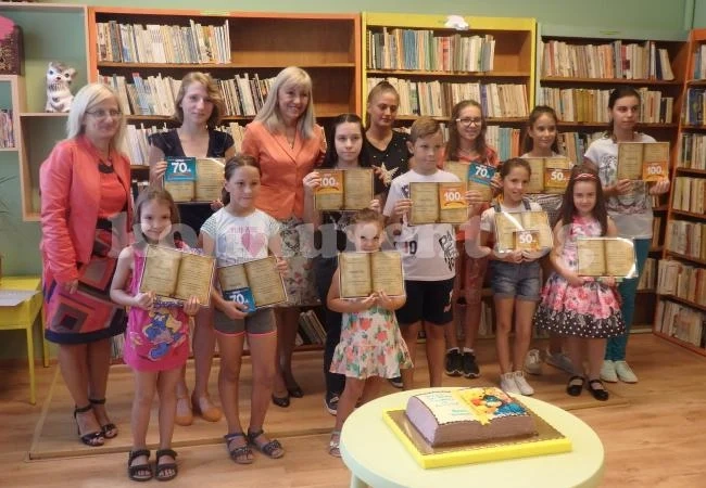 (Видео) Петя Аврамова награди активни читатели