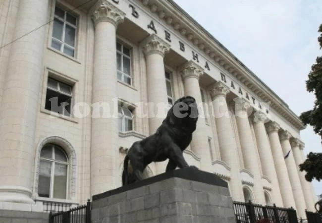 Наш прокурор праща на съд двама министри