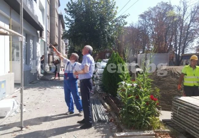 Кмет инспектира полицейска сграда