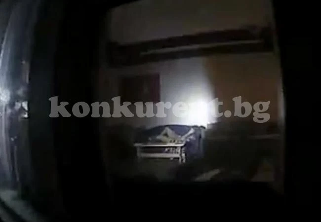 Полицаи реагират на обир, заварват крадеца да се самозадоволява на дивана (ВИДЕО)