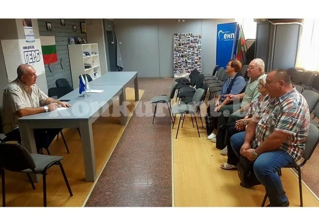 В Грамада засипаха с въпроси Владо Тошев