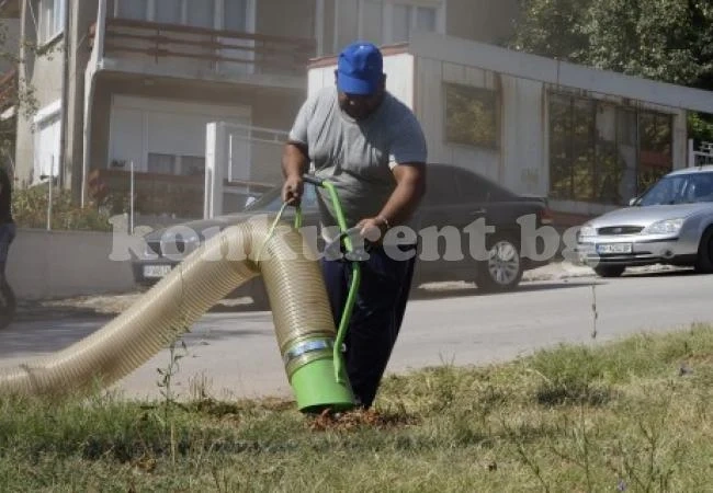 С нова техника събират листата в Мездра