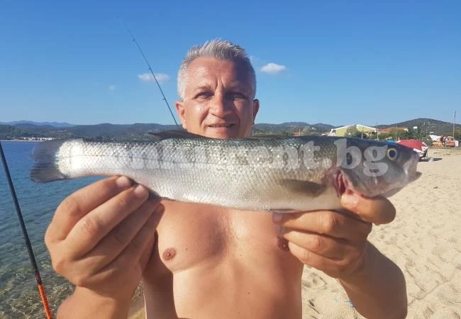 Мариус Конов скри шапката на гръцките рибари