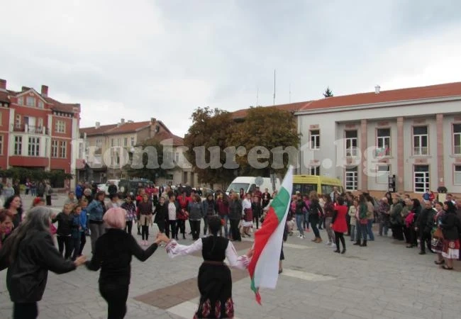 С хоротека на открито отбелязаха Независимостта в Белоградчик