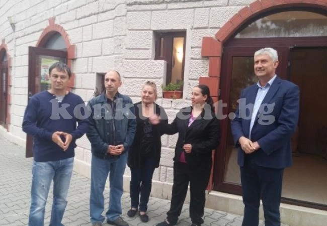 Кметът на Мездра откри изложба на уникален майстор дърворезбар