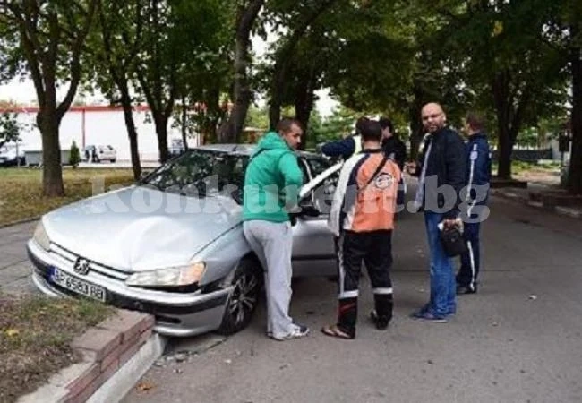 На шофьор му прилоша, заби колата в дърво