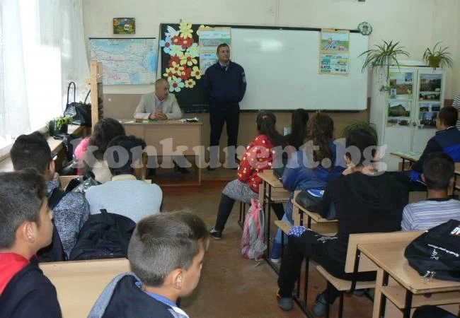 Учат деца как да се движат безопасно на пътя