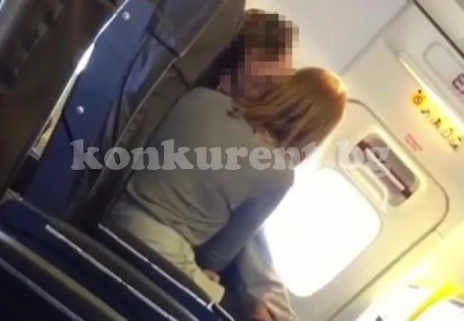Двойка се посвети на секс в самолет пред шокираните очевидци