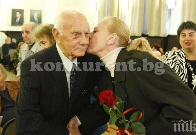 Един поет на 90. Отрупаха с рози автора на \