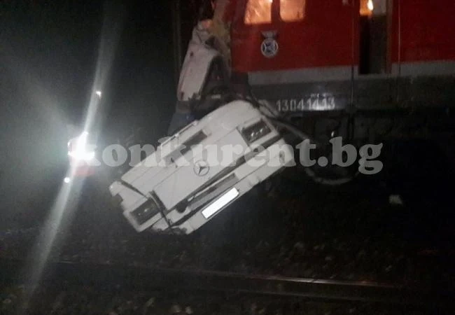 16 жертви при сблъсък на автобус и влак
