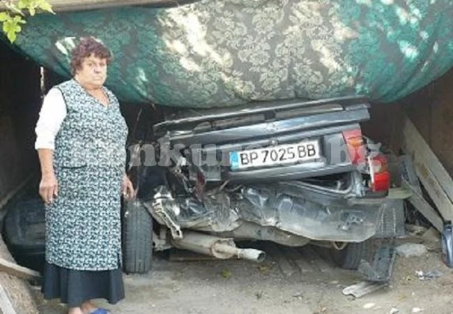 Къркан шофьор удари чужда кола и се заби в къща 