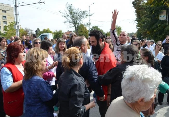 Протестът за болницата за малко не предизвика бой СНИМКИ
