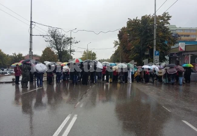 (Видео) Дъждът не уплаши протестиращите пред болницата