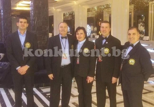 Рефер от Враца край ринга при сблъсъка Джошуа vs Пулев