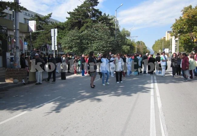 Извиха хоро на протеста пред болницата СНИМКИ