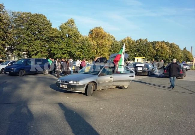 Тръгна автопоход в защита на болницата СНИМКИ