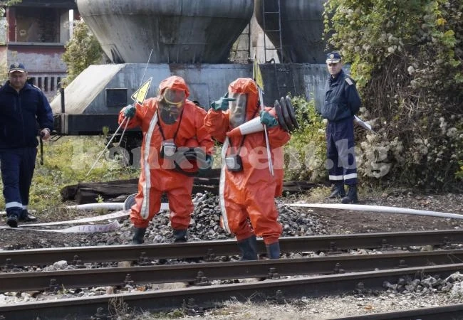 Спасяваха пострадали на гарата в Мездра СНИМКИ