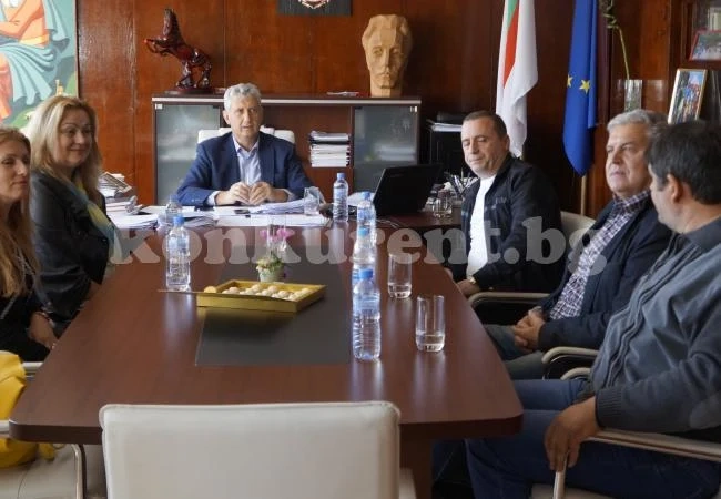 Кметът на Мездра посрещна българи, живеещи в Албания