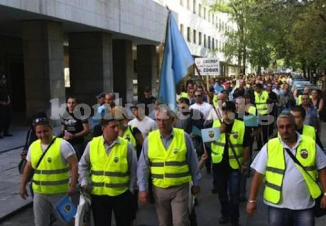 Пожарникарите излизат на протест