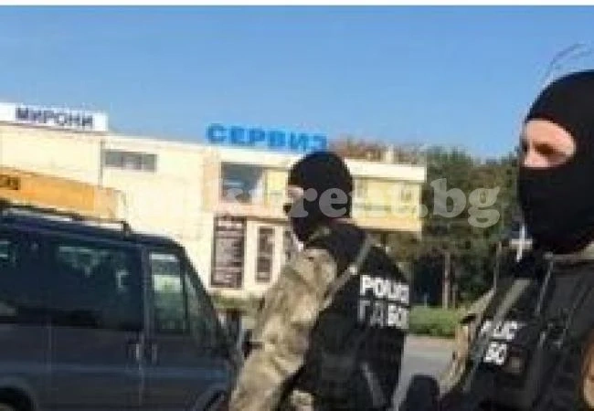 Тежко въоръжени ченгета с качулки тарашат луксозен джип от сватбен кортеж